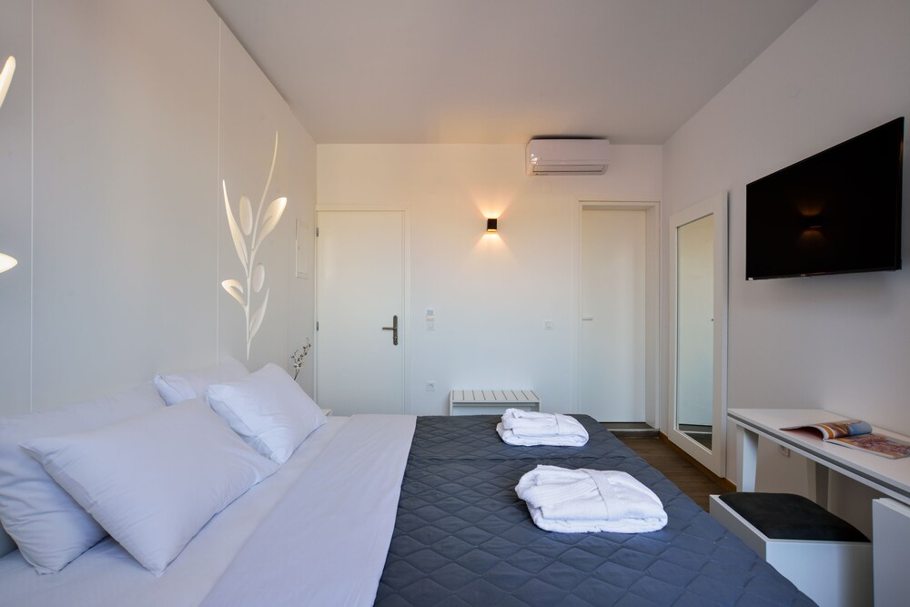 

Torino - Stalós - Elia Portou Luxury Residence