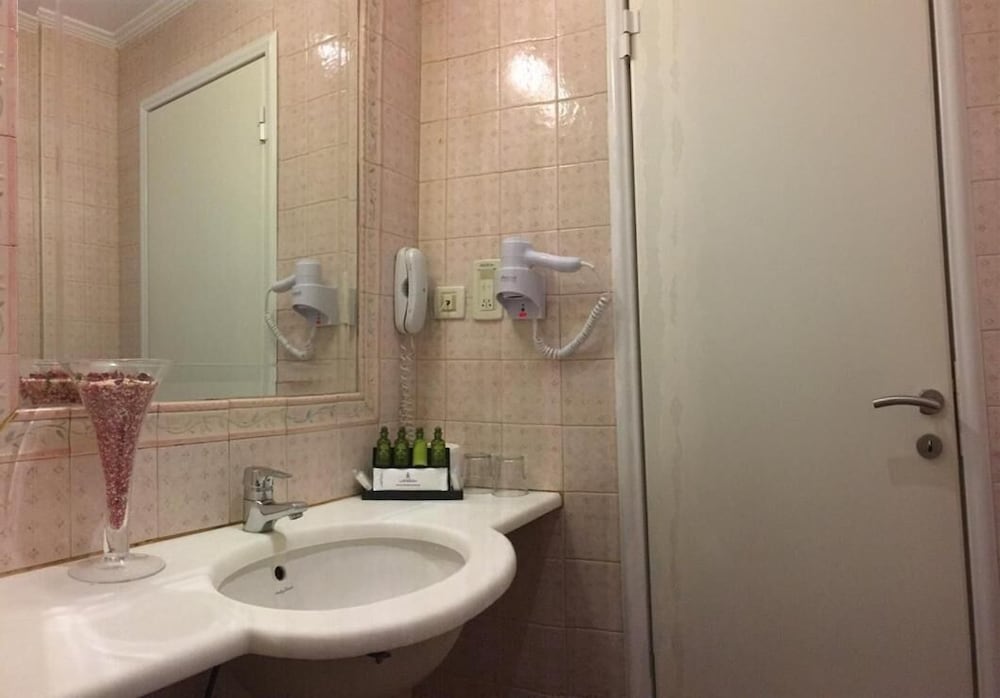

Milano - Vouliagmeni - London Hotel