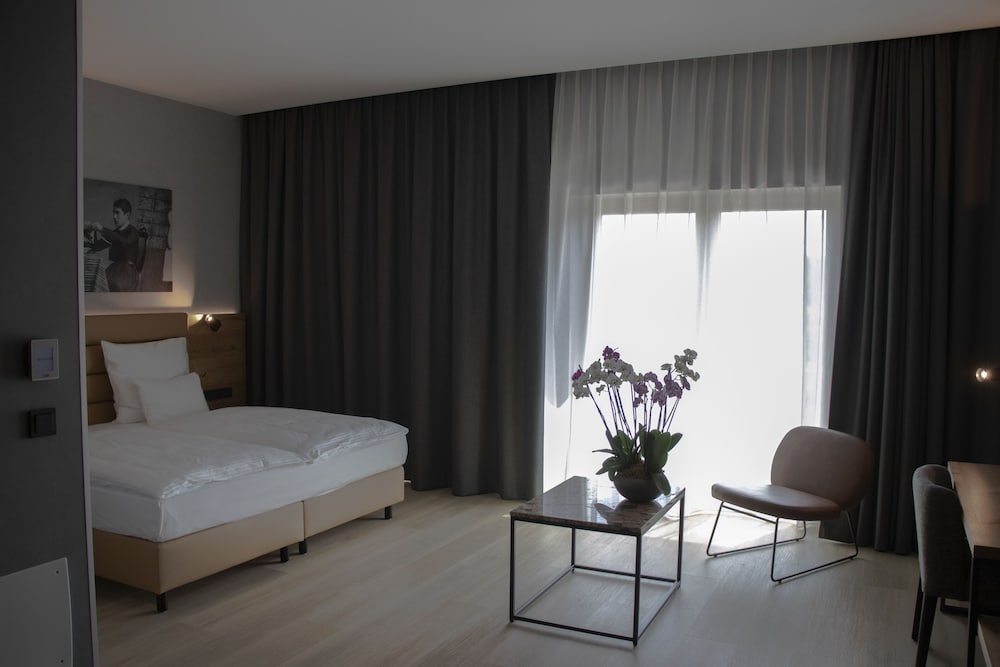 

Milano - Rinas - mk hotel tirana