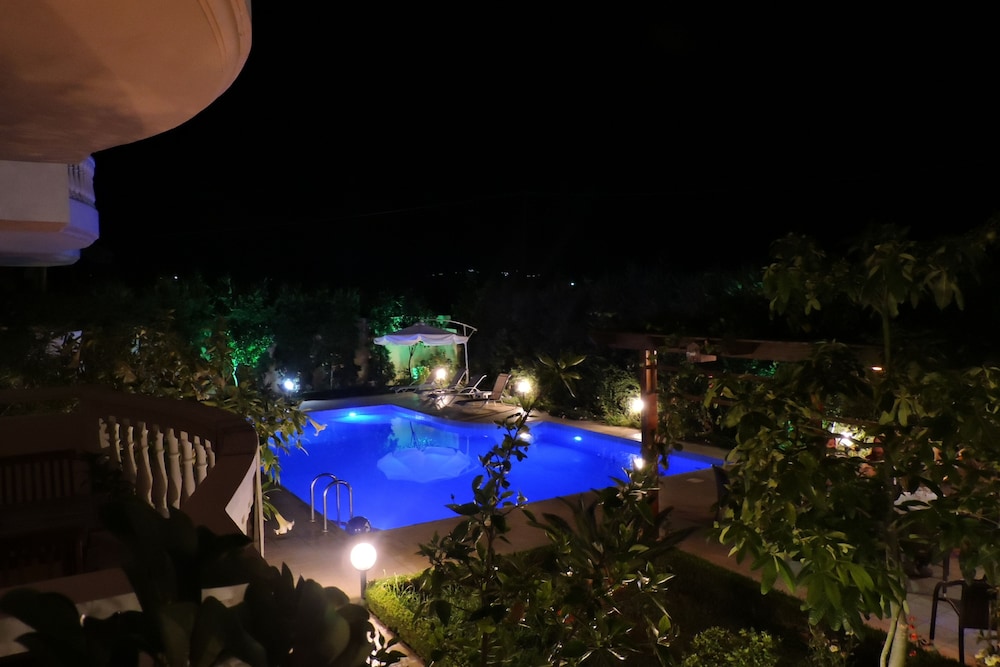 

Bologna - Kolimbari - Golden Rose Suites