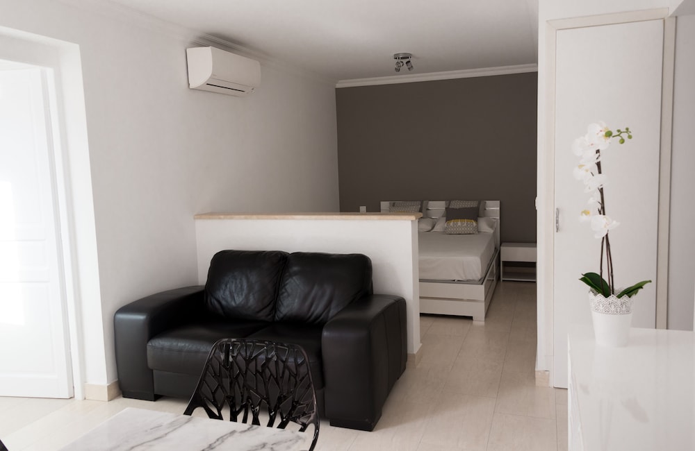 

Bologna - Monte Carlo - Hotel et Appartements Reine D'Azur