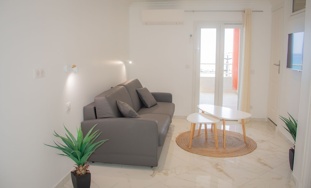 

Bari - Menton - Hotel et Appartements Reine D'Azur