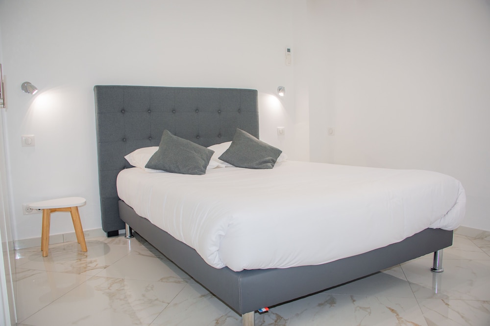 

Napoli - Monte Carlo - Hotel et Appartements Reine D'Azur