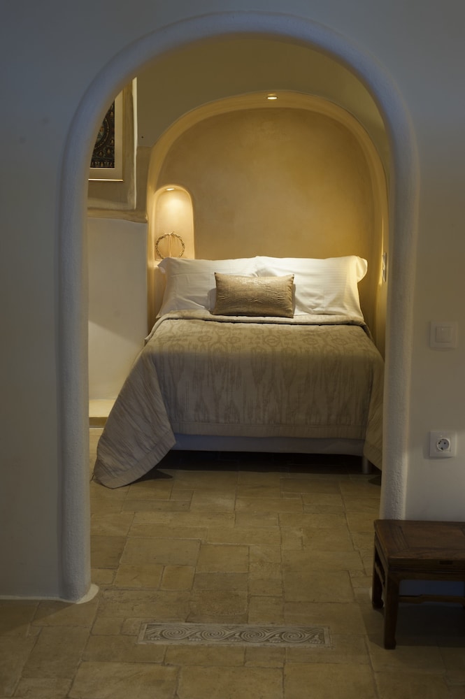 

Roma - Thirasía - Heliophos Boutique Caves