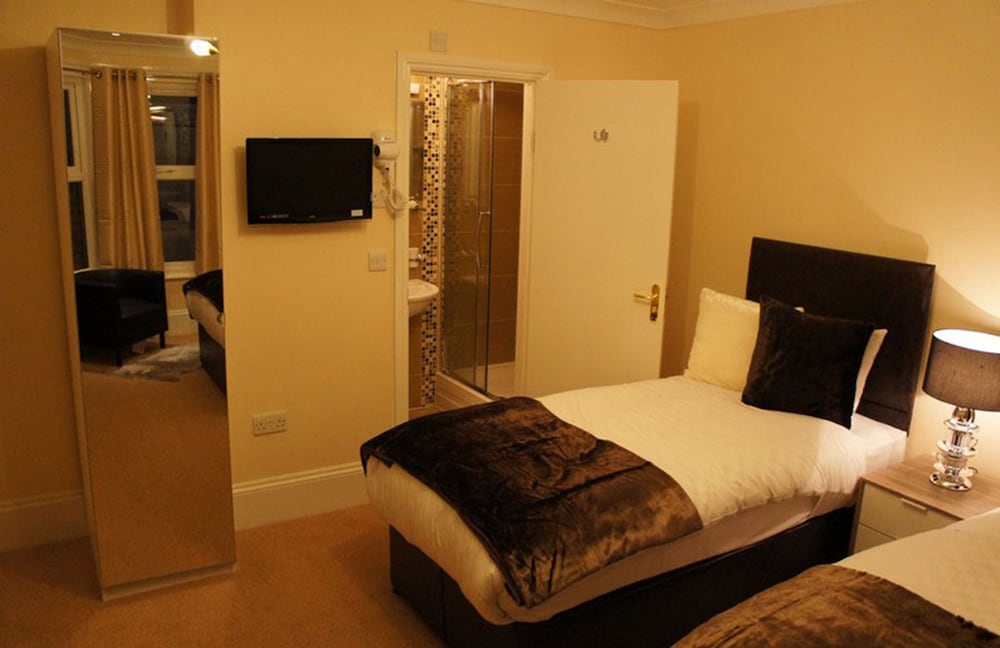 

Roma - Ealing - Sapphire Hotel London
