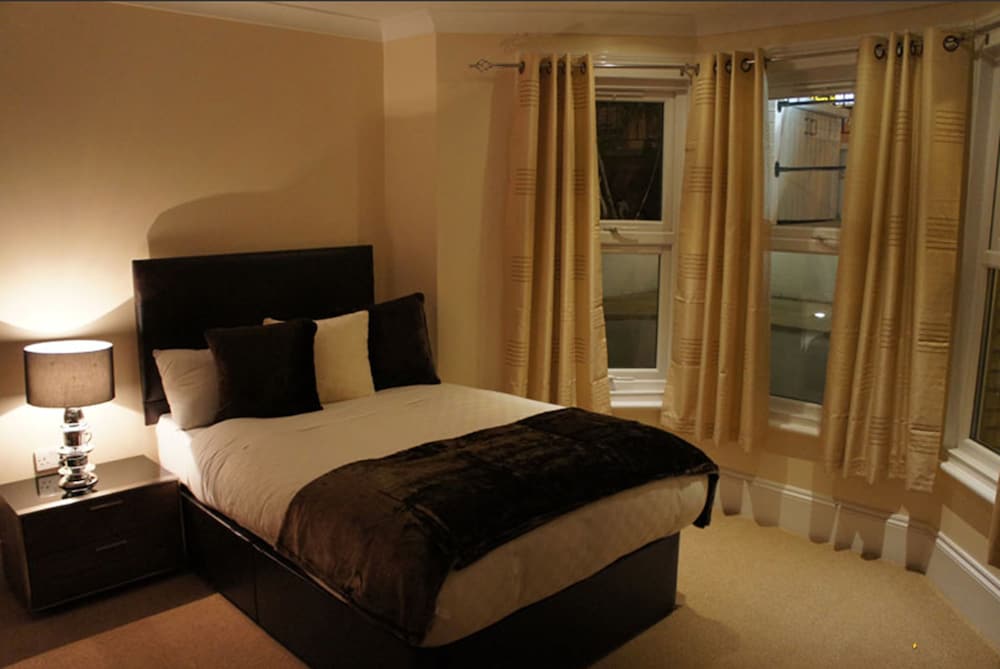 

Catania - Ealing - Sapphire Hotel London