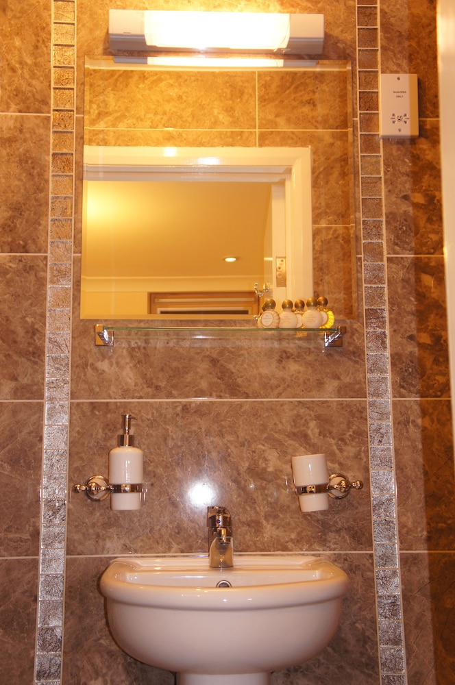 

Roma - Ealing - Sapphire Hotel London