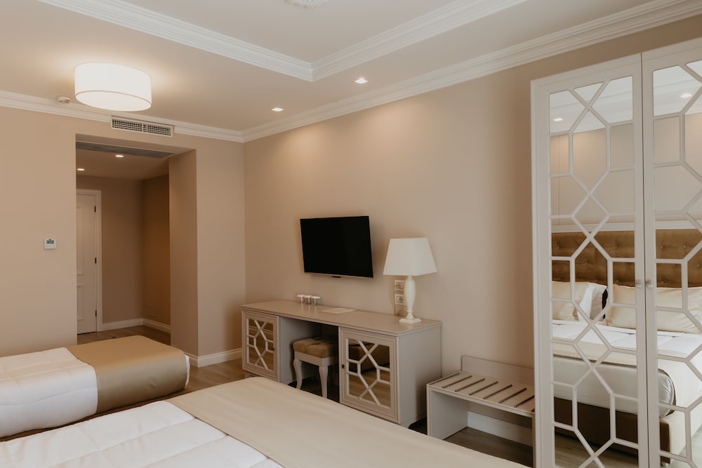 

Catania - Qerret - Flower Hotels & Resorts