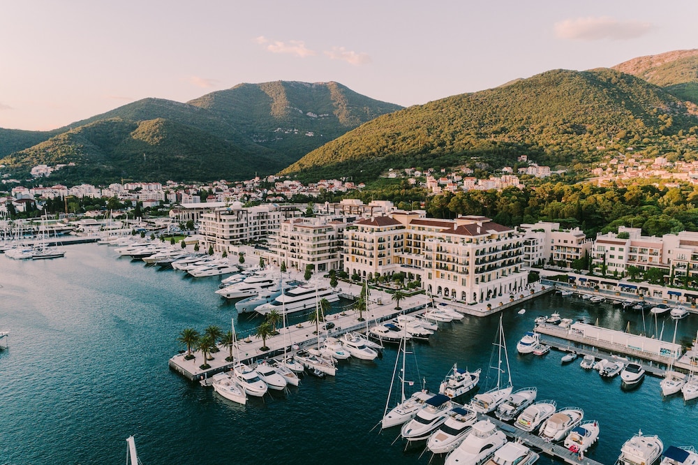 

Milano - Kamenari - Regent PORTO MONTENEGRO