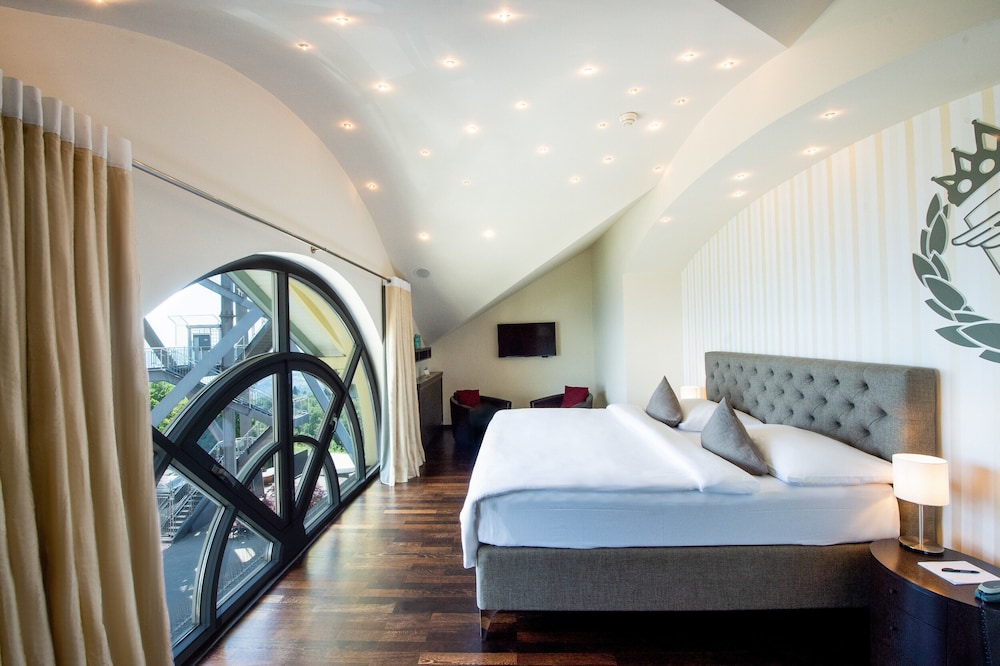 

Napoli - Zurigo - Hotel UTO KULM car-free hideaway in Zurich