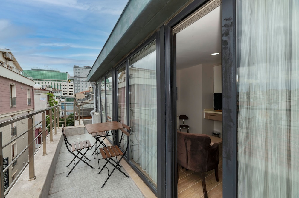 

Milano - Istanbul - Taksim Peri Suite