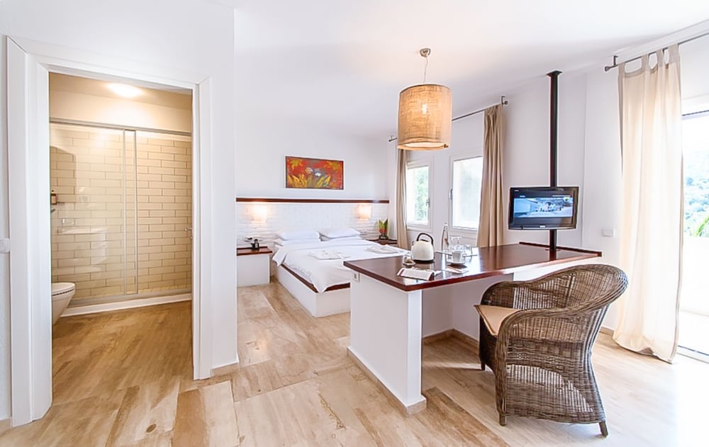 

Milano - Gundogan - 4reasons hotel + bistro | 12+