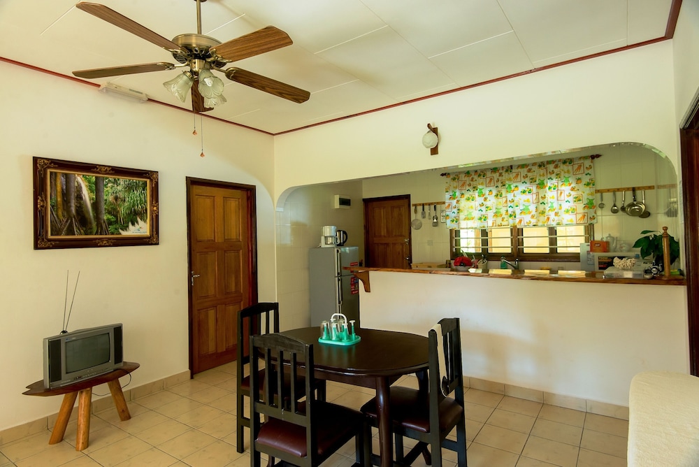 

Roma - Isola di La Digue - Zerof Self Catering Apartments