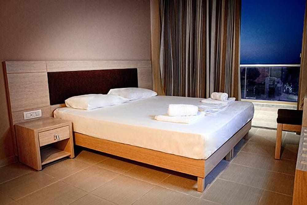

Catania - Kissamos - Crystal Bay Hotel