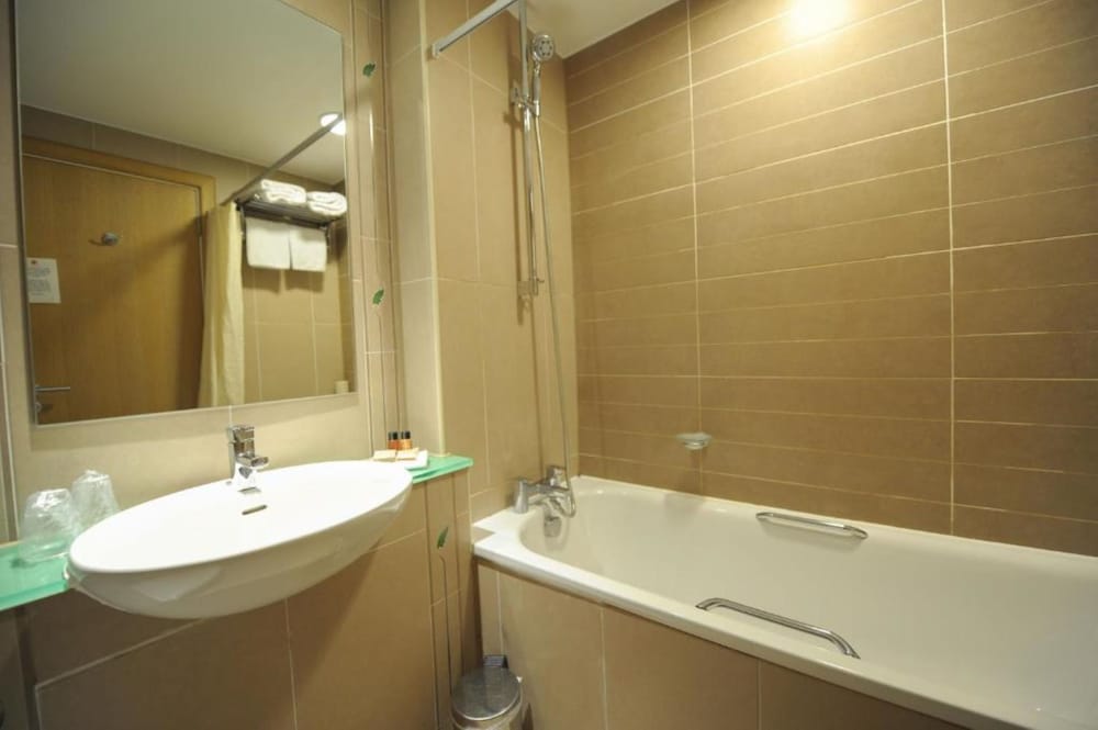 

Napoli - Uxbridge - The Pinewood Hotel