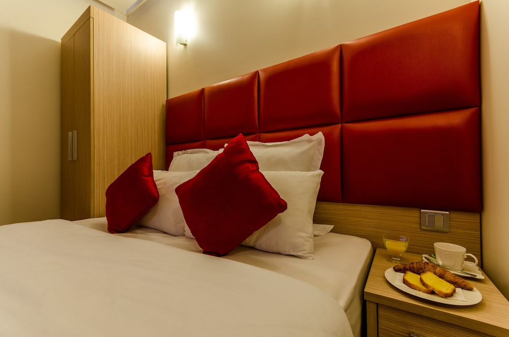 

Pisa - Montreuil (Ile-de-France) - Hotel Riviera Renovated
