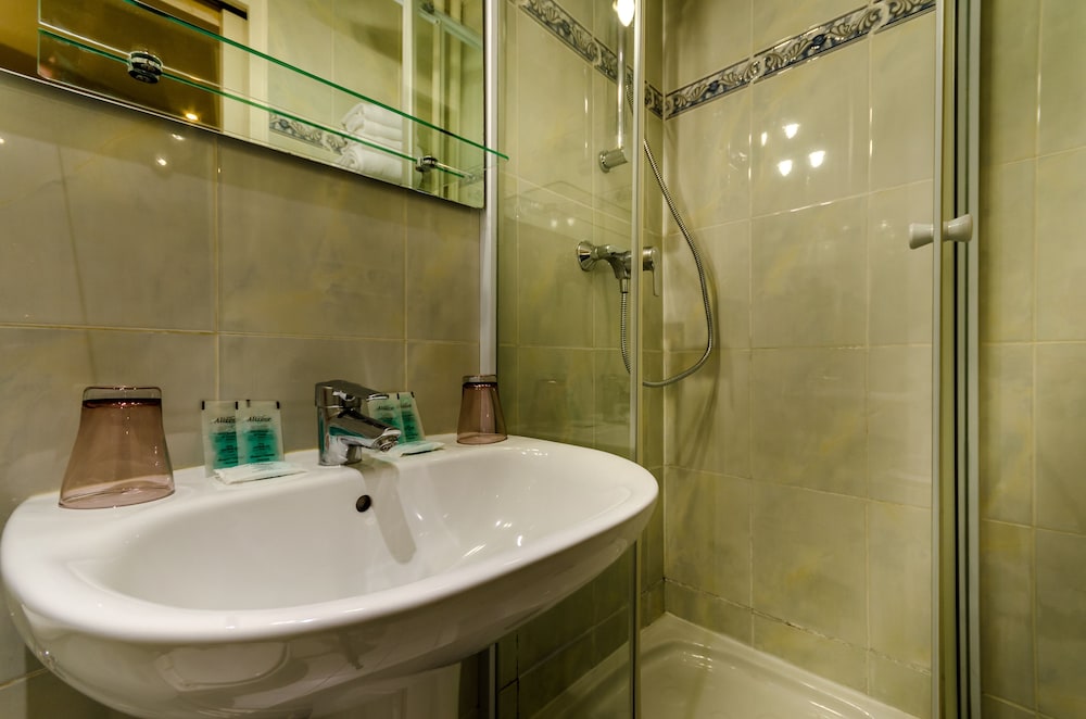 

Pisa - Saint-Denis (Ile-de-France) - Hotel Riviera Renovated