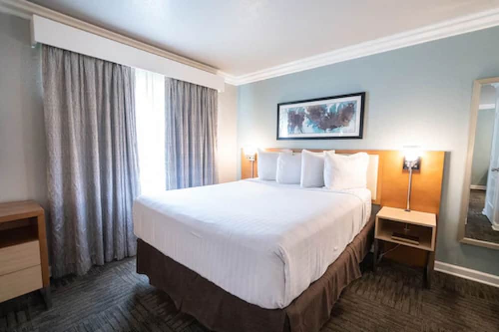

Catania - Las Vegas (NV) - Alexis Park All Suite Resort