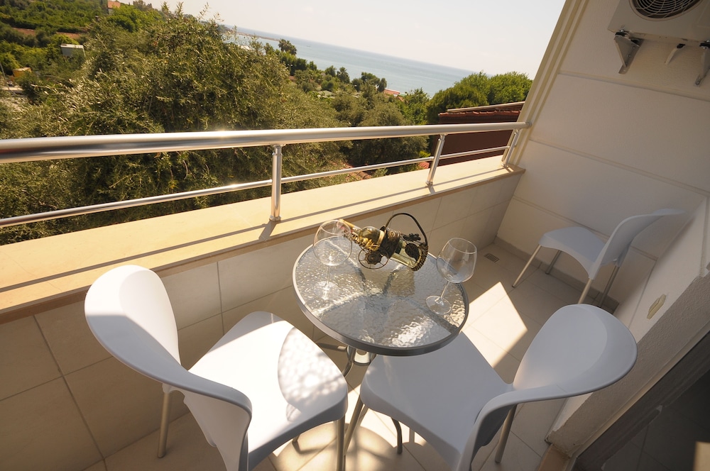 

Roma - Side - Aura Boutique Hotel