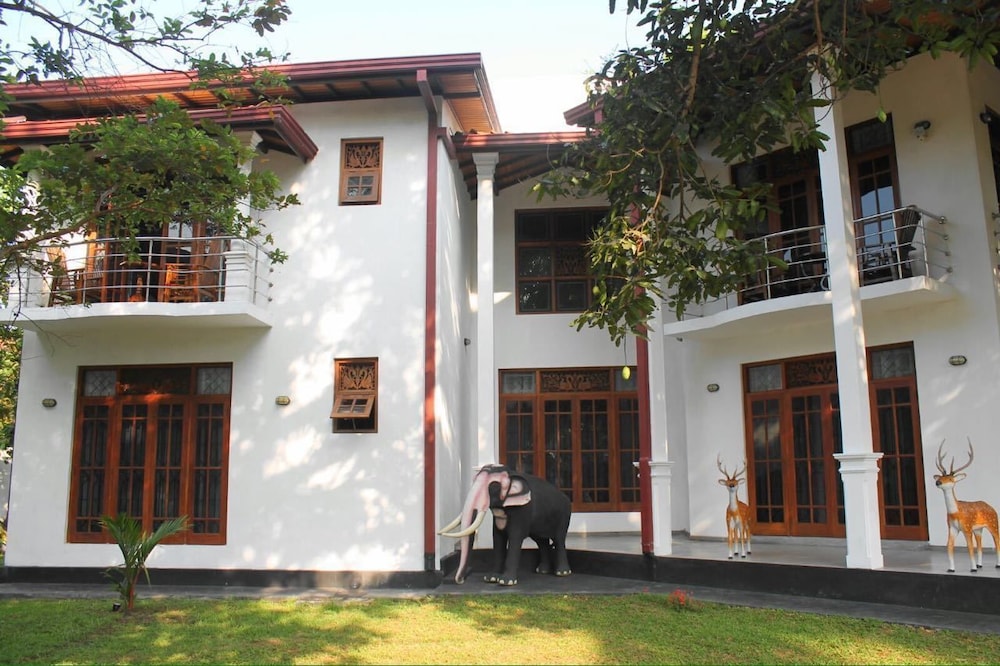 

Roma - Kalutara - Mahakumara White House Hotel