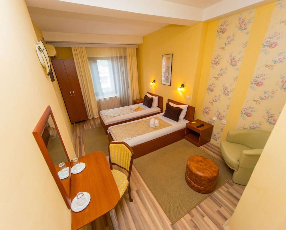 

Roma - Skopje - Hotel Pine