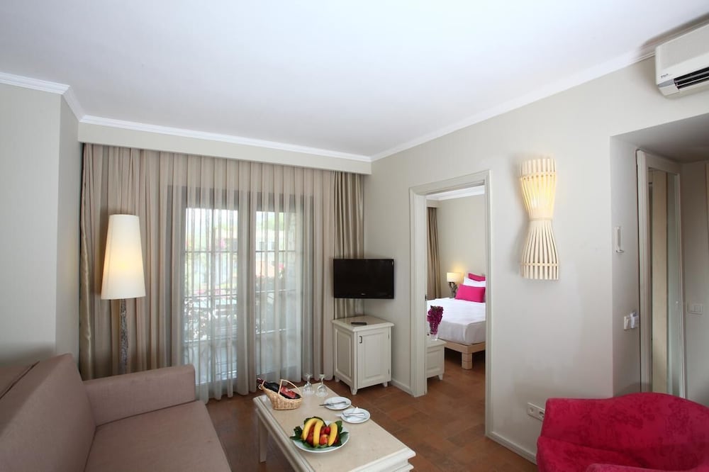 

Milano - Torba - Zeytinada Hotel