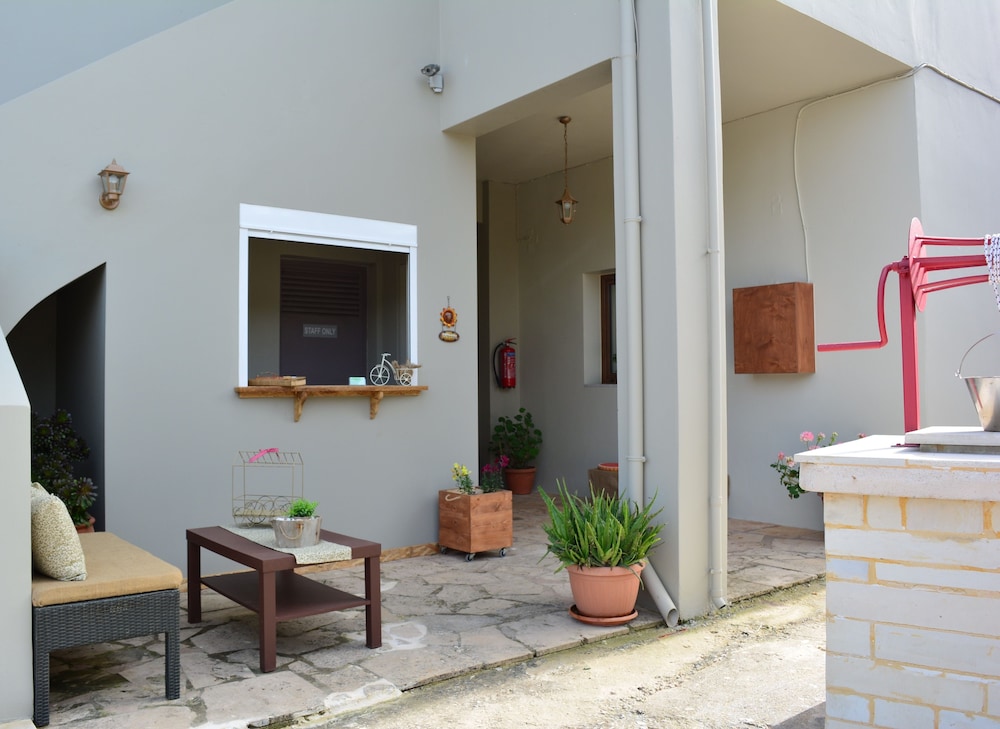 

Bologna - Kalyves - Elianthos Villas