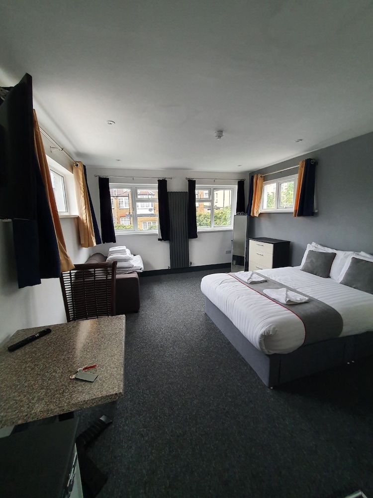 

Pisa - Southend-On-Sea - Devine Beach Hotel, Westcliff Southend-On-Sea