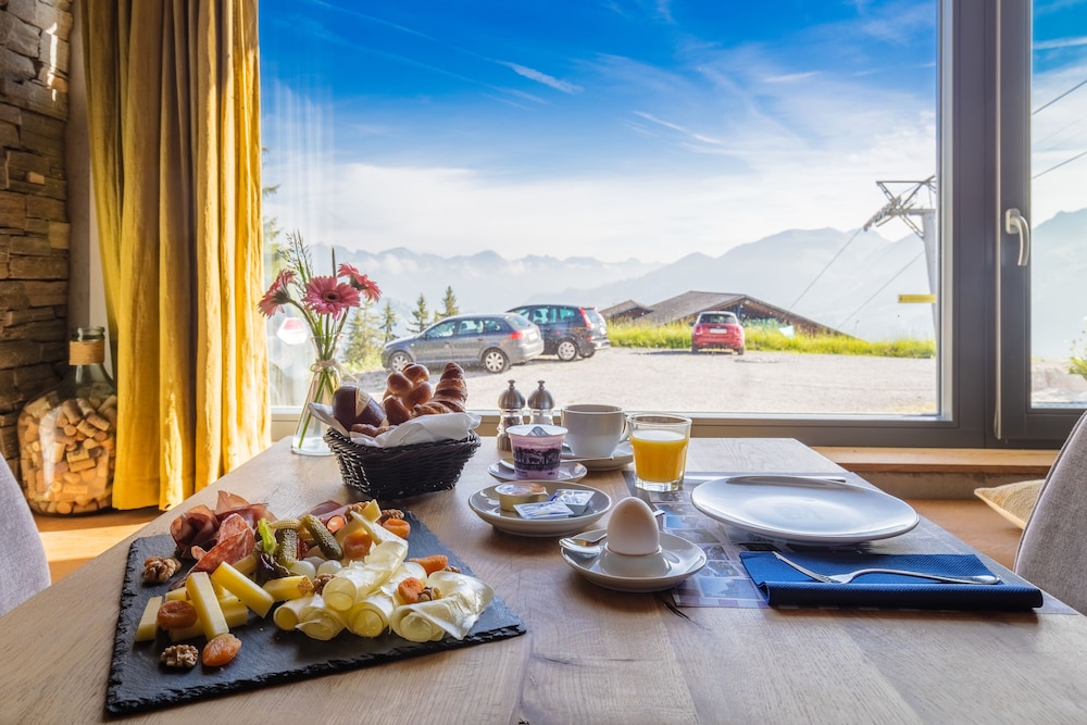 

Roma - Gstaad - Rinderberg Swiss Alpine Lodge