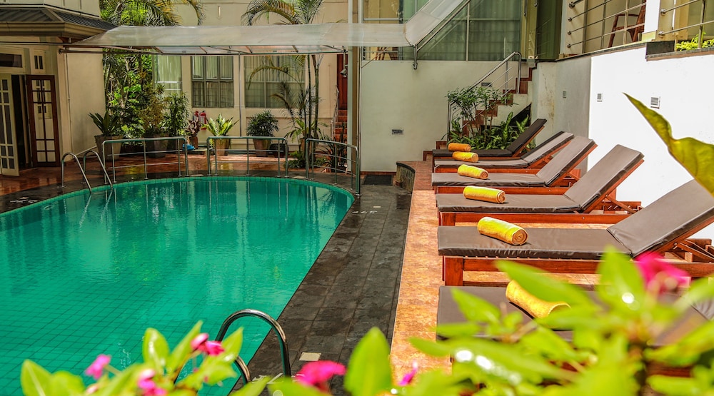 

Bari - Kandy - Oak Ray Serene Garden Hotel