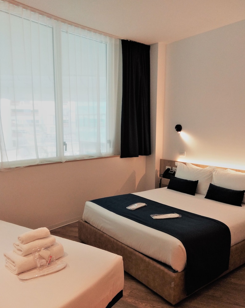 

Milano - Fregene - Air Rooms Rome Airport by HelloSky