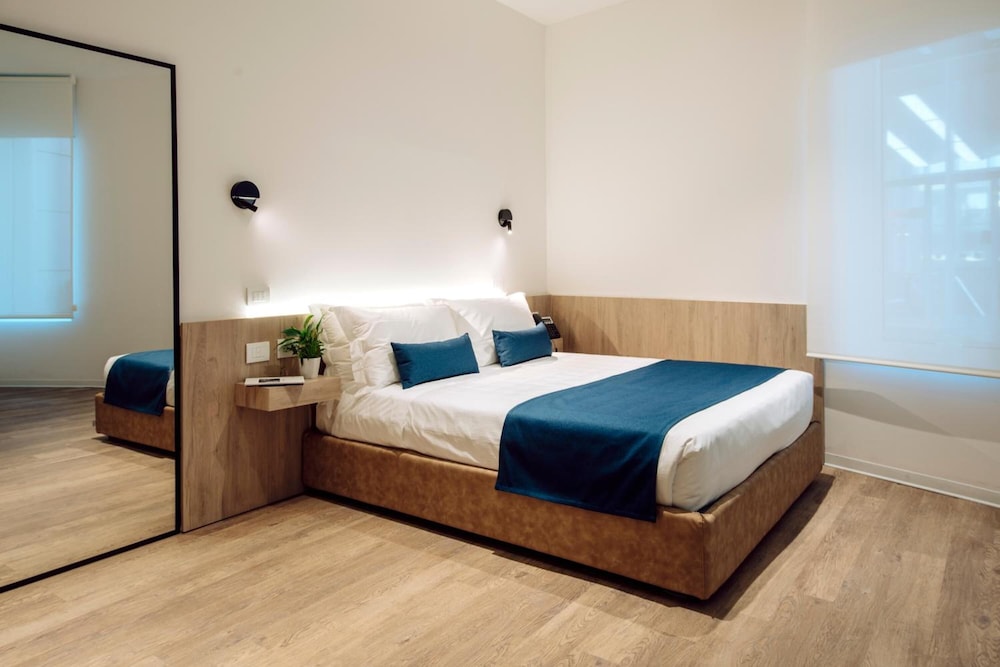 

Milano - Costa Lazio, Mare Italia - Air Rooms Rome Airport by HelloSky