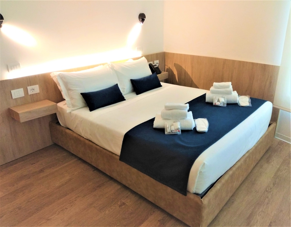 

Catania - Fregene - Air Rooms Rome Airport by HelloSky