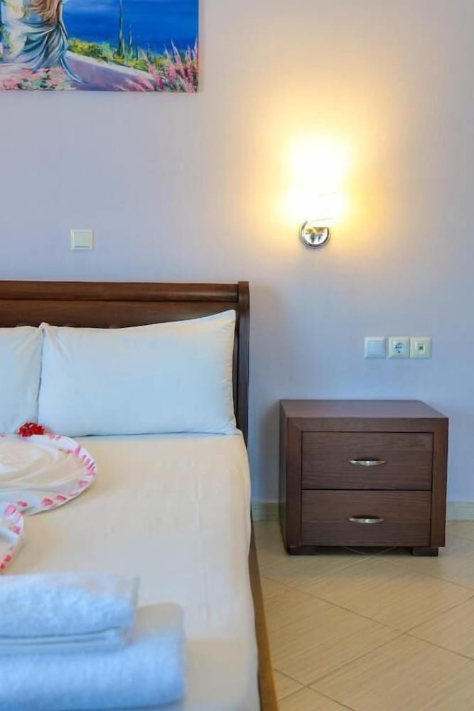

Genova - Ksamil - Hotel Chris