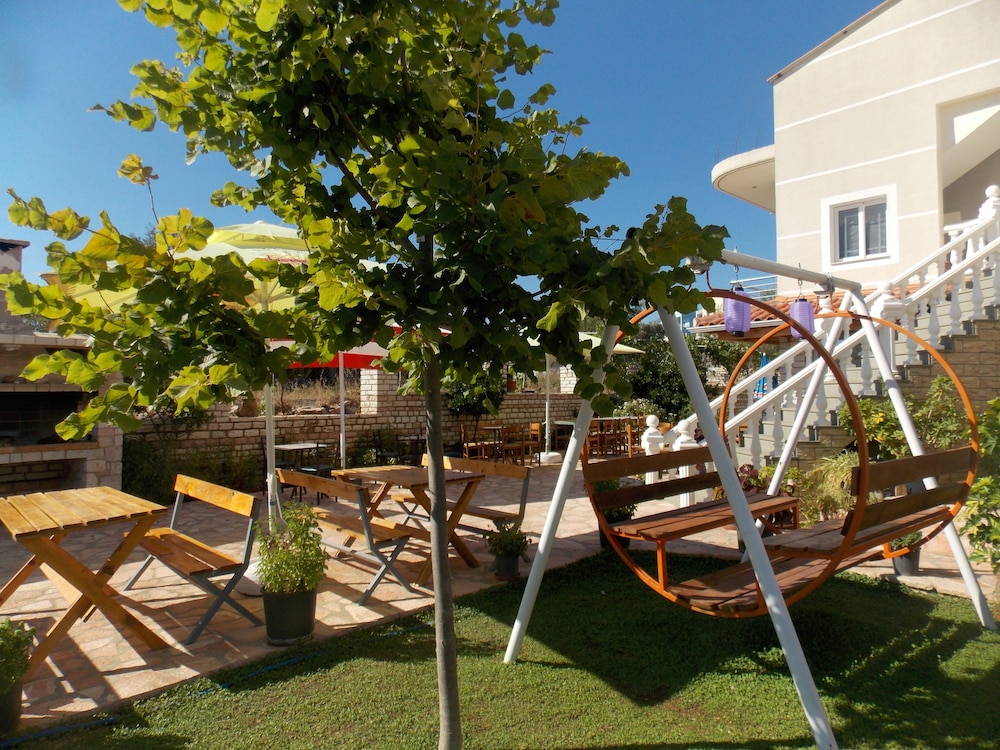 

Genova - Ksamil - Hotel Chris