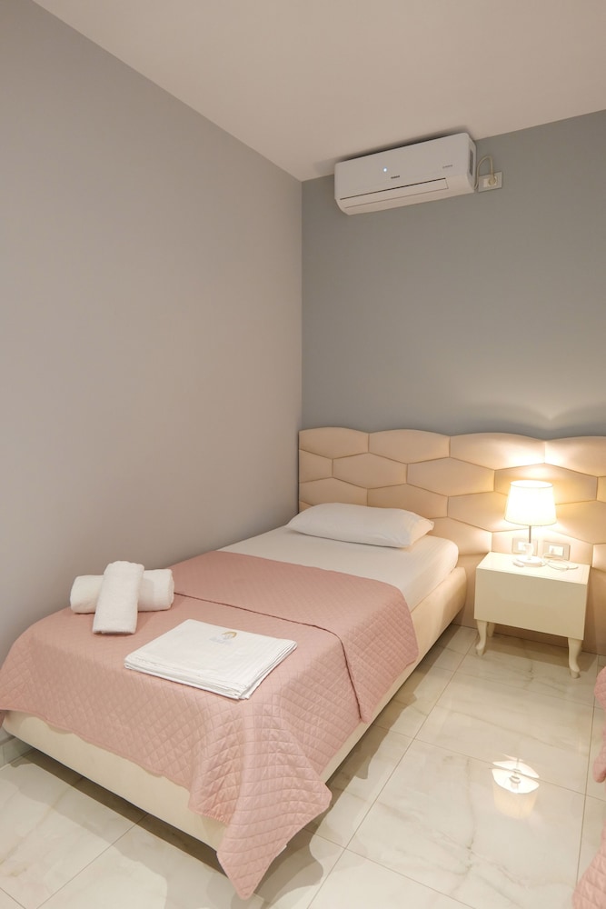 

Catania - Sarandë - Oceanic Overview Suites