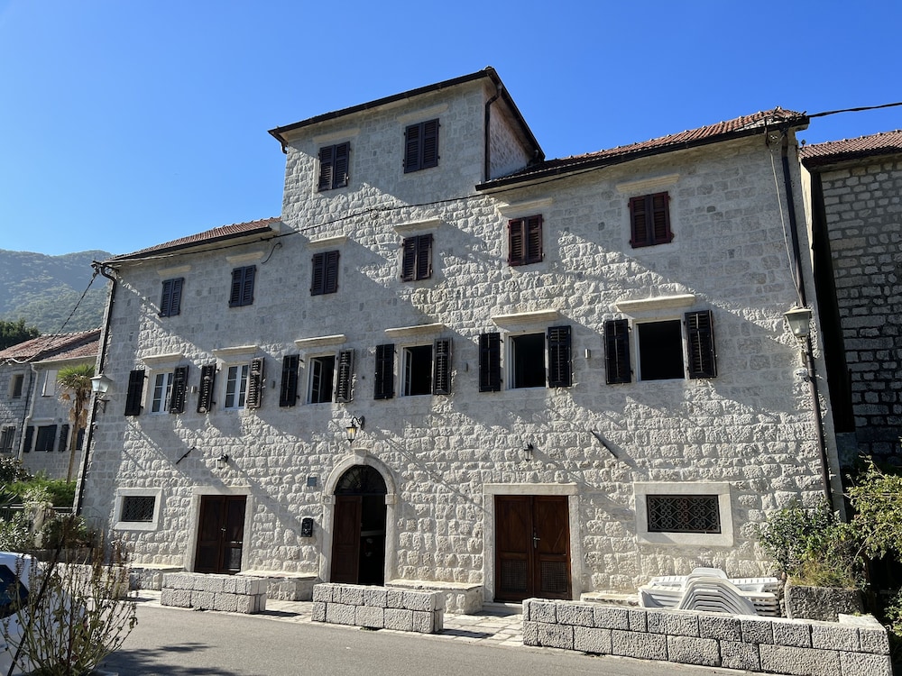 

Milano - Kamenari - OldMarinerVilla