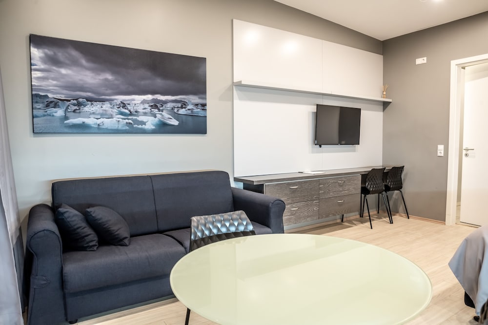 

Napoli - Vik i Myrdal - Black Beach Suites