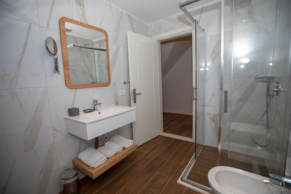 

Milano - Vorë - Vila Zeus Hotel