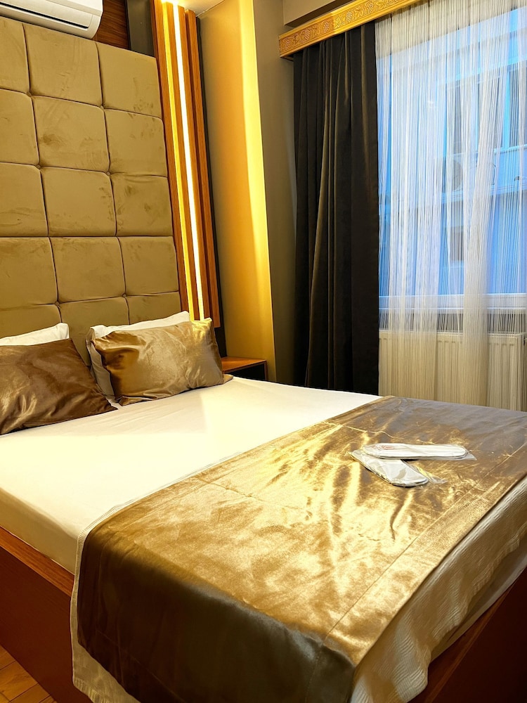 

Bologna - Istanbul - Taksim Cetinkaya Suite