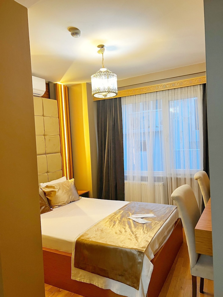 

Lamezia Terme - Istanbul - Taksim Cetinkaya Suite
