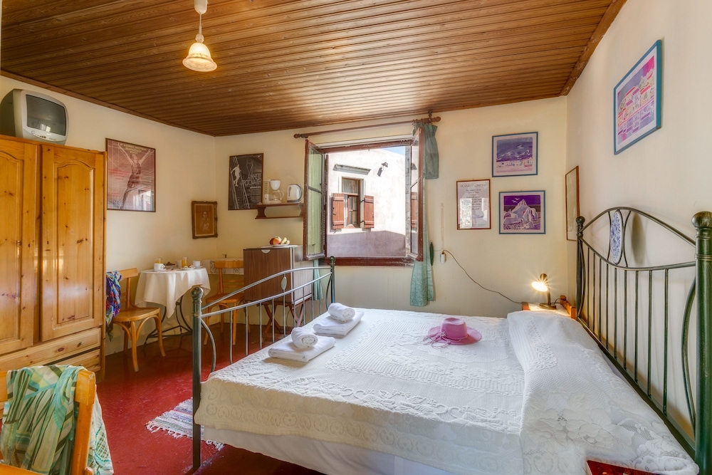 

Milano - Soúda - Ifigenia Rooms & Studios