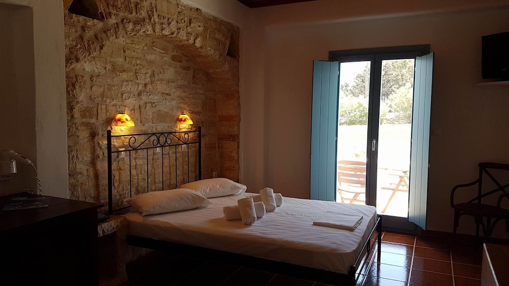 

Bologna - Logaras - Captain's Rocks Hotel