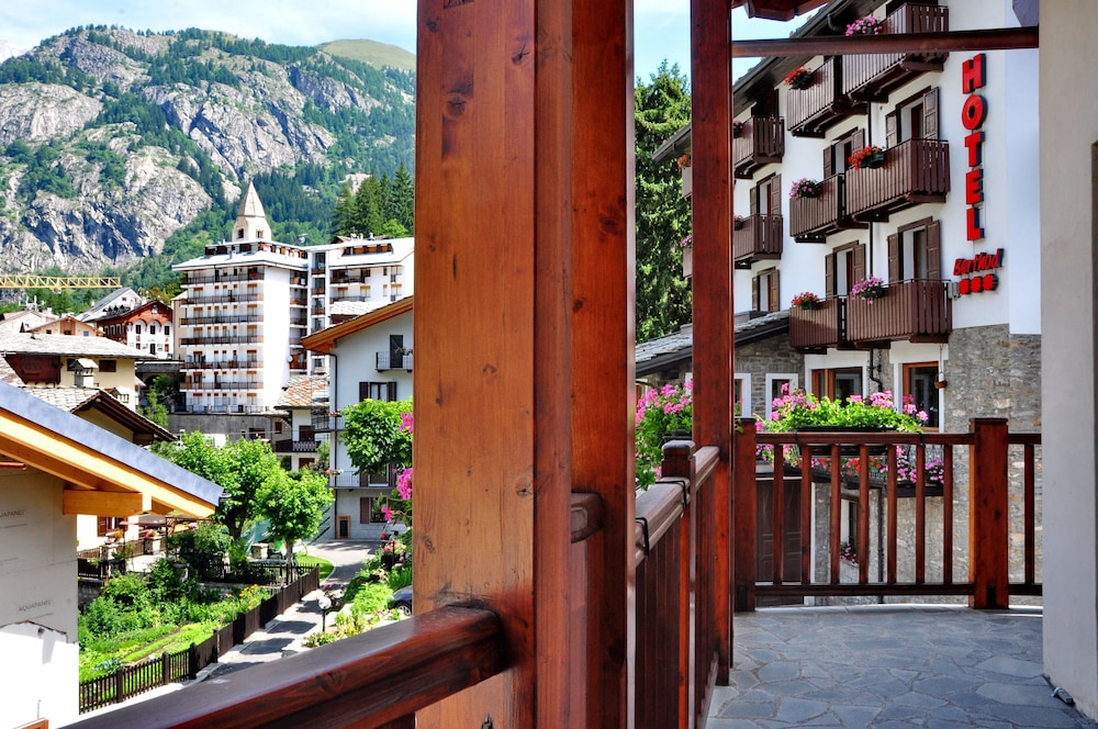 

Cagliari - Courmayeur - Hotel Berthod