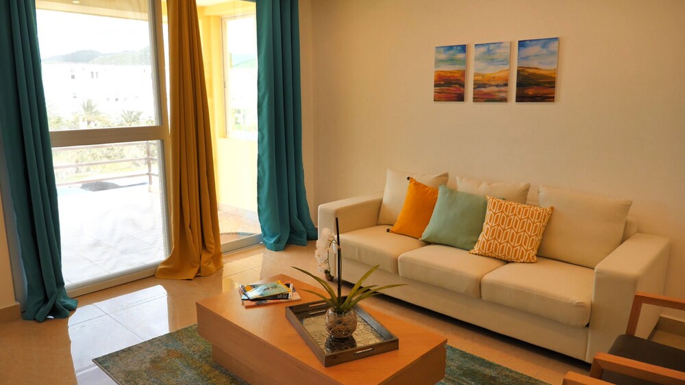 

Roma - Bolans - Harbour Island Residences