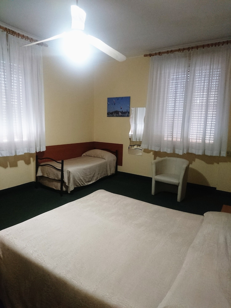 

Catania - Tirrenia - Giappone Inn Parking Hotel