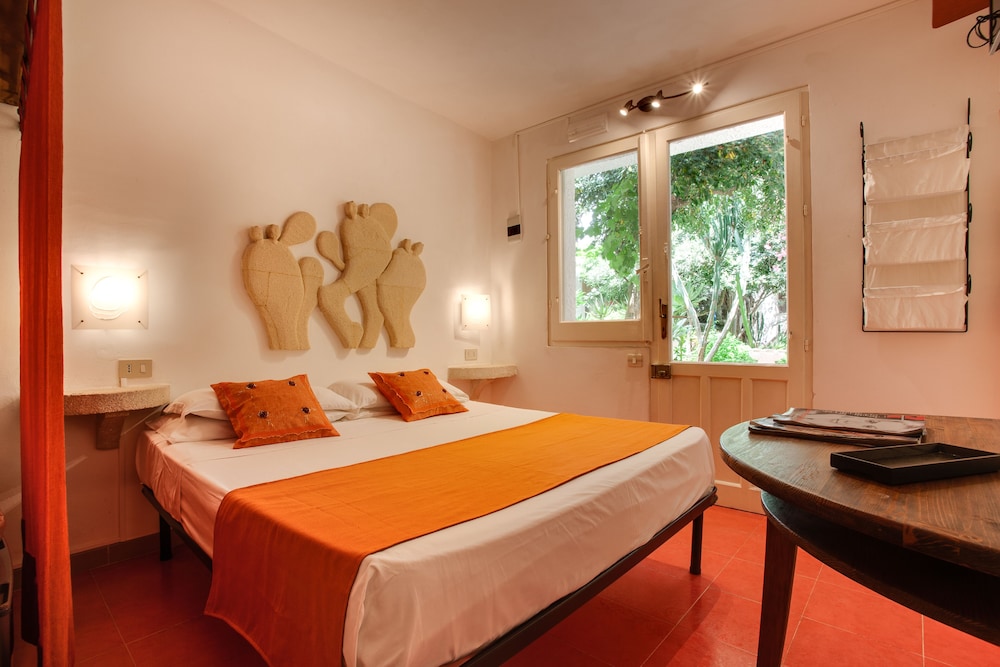 

Milano - Levanzo - L'Oasi Villaggio Albergo