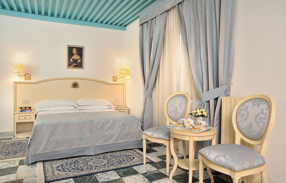 

Trieste - Urbino - Hotel Raffaello - Self Check-in Free