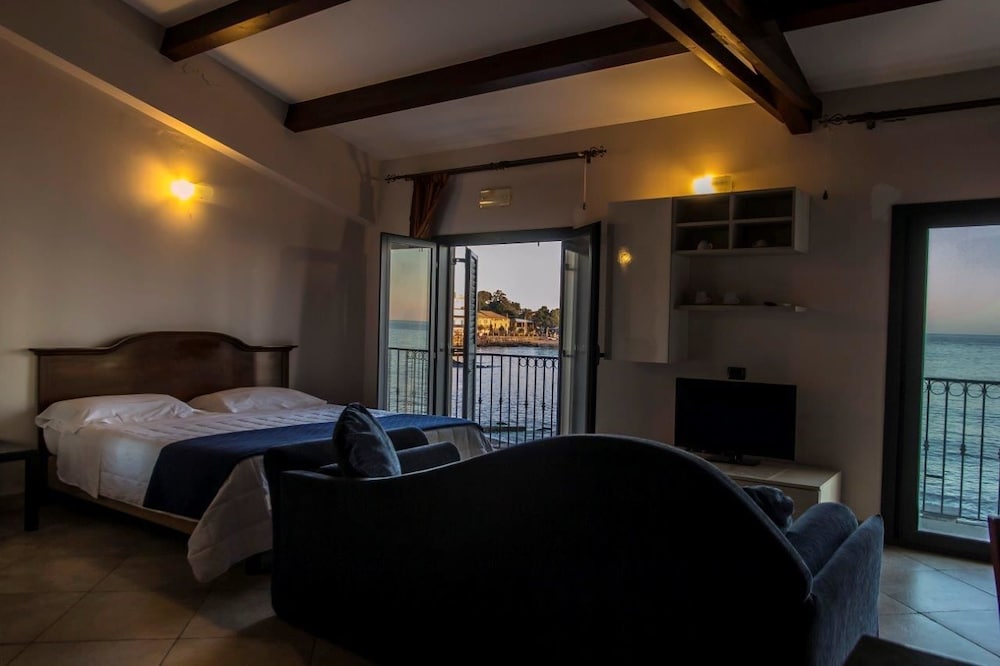 

Genova - Acireale - Hotel Capomulini 3 Stelle