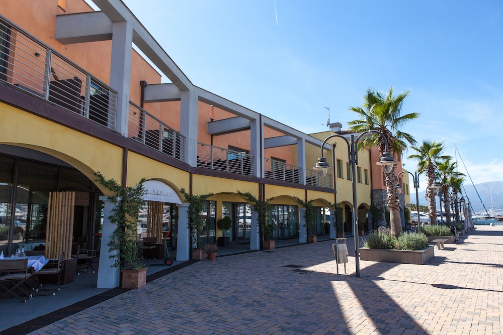 

Bari - Genova - Marina Place Resort